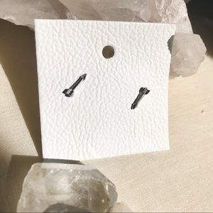 🍋3/$25 arrow stud earrings FP